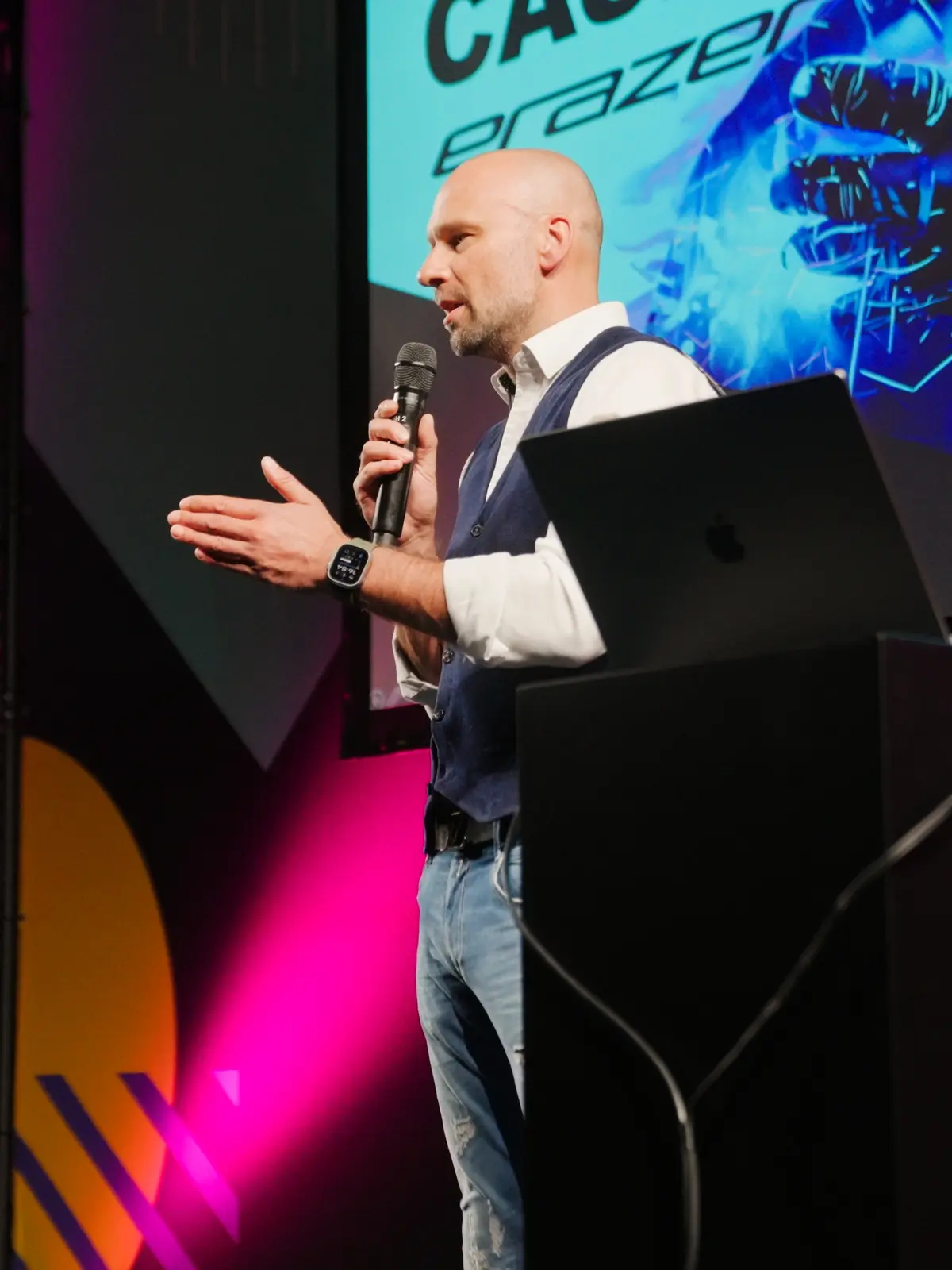 Dr. Thomas Greussing presenting on the OMR stage in Hamburg